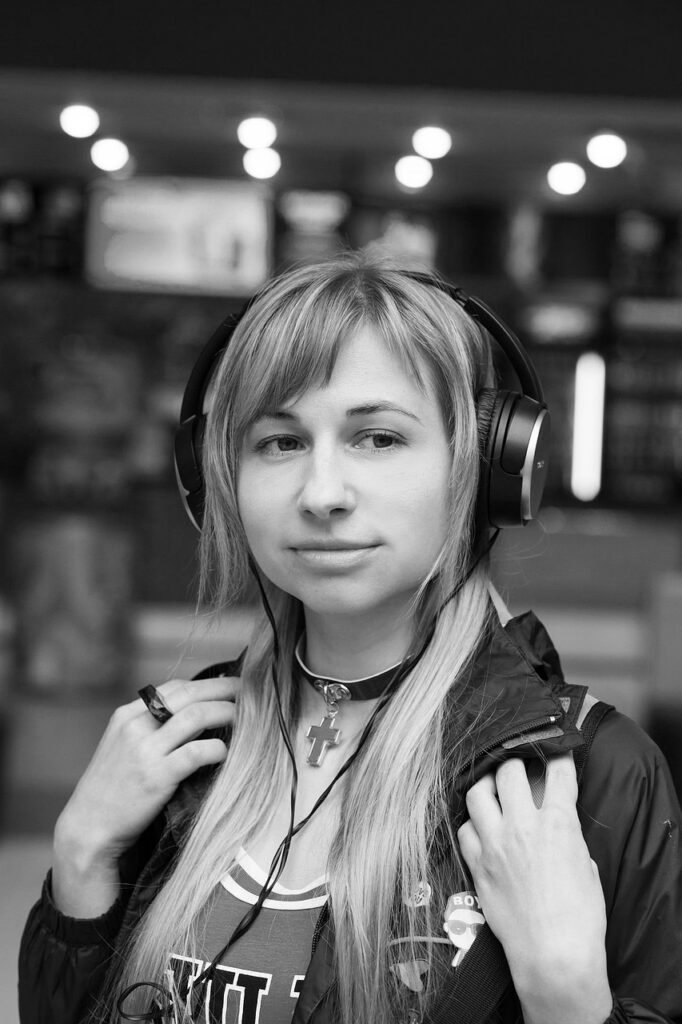 Nosotros headphones, music, listening to music, meloman, musician, people, adult, portrait, woman, one